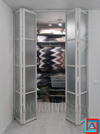 Дверь-книжка  из 4-х створок в AL профиле для шкафа и гардеробной