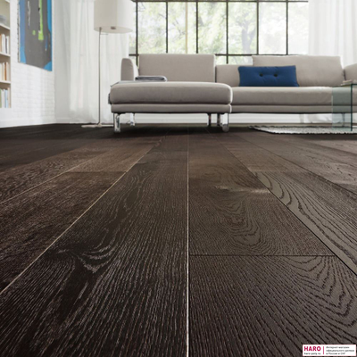 Декор паркетной доски Haro Дуб Термо Форте Браш 4V 1-пол, масло 531766 в интерьере гостиной