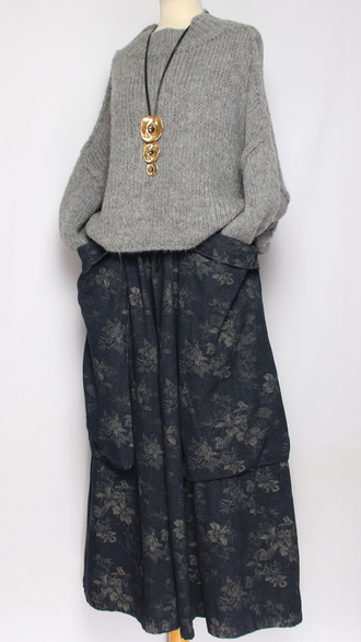 БРЮКИ-ЮБКА джинс-гобелен "КРЕАТИВНЫЕ КАРМАНЫ" размытые цветы черные, синии  р.46-54