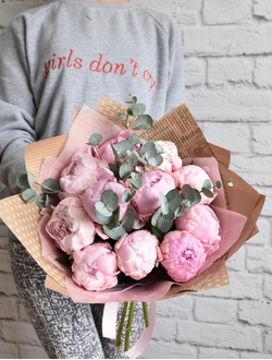 Букет из пионов с эвкалиптом