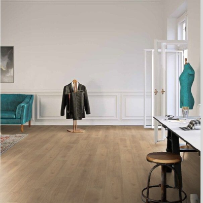 Ламинат Wineo Дуб Баланс Бежевый LA180MV4 в интерьере комнаты