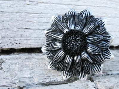 "Мерцание Ночи" - кольцо с серебристыми лепестками