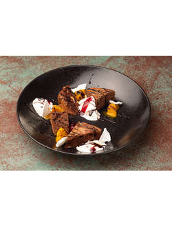 Брауни с мороженным,ежевичным соусом и манго (110гр.)