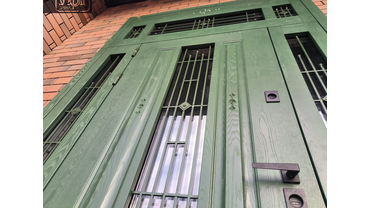 входная дверь с фрамугами. массив ясеня. стеклопакеты с коваными решётками. кременкуль, микрорайон "идиллия"