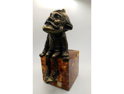 Хомлин дедушка Карл на подставке.