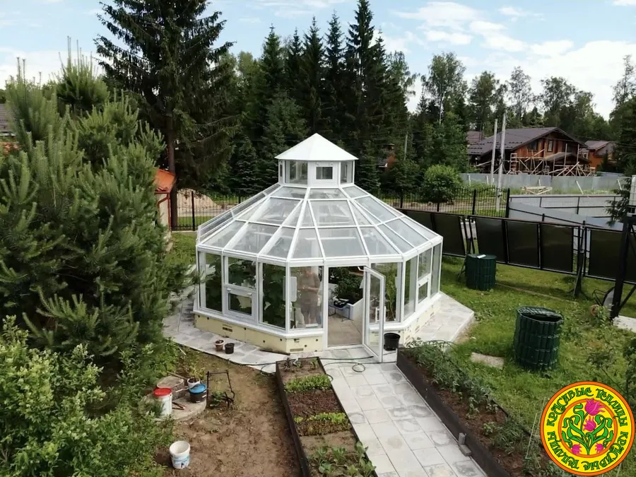 Восьмигранная круглогодичная оранжерея диаметром 7 метров летом