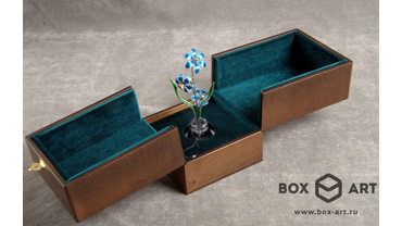 6087 Футляр "тюльпан" для ювелирной работы Игоря Кроль. 
Изготовлен из мдф шпон анегре, тонировка, светлая гравировка.