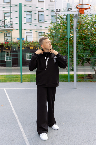 Худи с высоким горлом и вышивкой