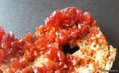 Ванадинит на породе. Марокко. 56*36*14 мм