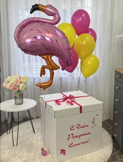 Коробка-сюрприз белая с 7 шарами внутри и фламинго рядом