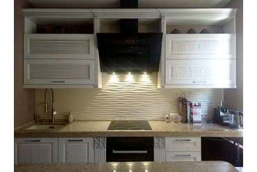 Наши панели прекрасно заменяют скучную плитку и выполняют роль интересного кухонного фартука.