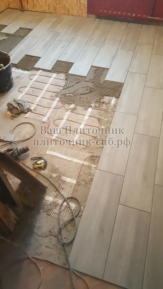 укладка плитки на пол со сноской на 1/3, с устройством теплого пола