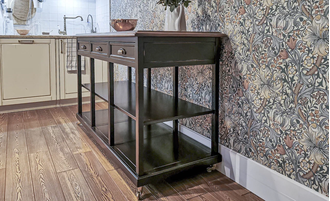 Консоль с тремя ящиками, передвижная на колесиках.