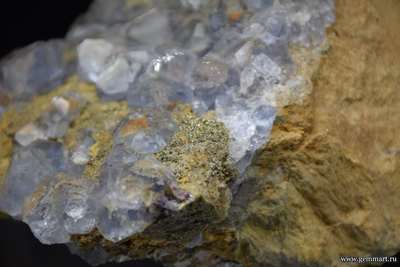 Флюорит- друза фантомных голубых кристаллов с пиритом на породе