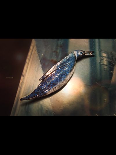 "Пингвин Мерилии", необычная брошь с натуральным морганитом