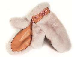 Женские рукавицы из меха норки цвета "Пинк", комбинированные кожей, с вышивкой