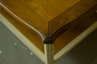 Журнальный стол с фигурной столешницей.