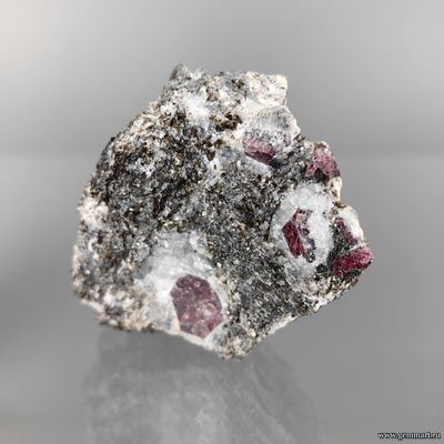 Корунд, фрагмент кристалла в слюдите. Рай-Из массив. ЯНАО. Россия.  53*45*30мм