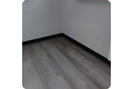 Премиальное качество: установка черного плинтуса Dollken S60 - воплощение немецкого качества в компактном формате с безупречным исполнением.