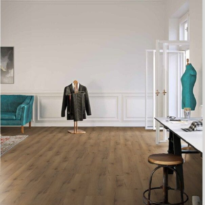 Декор ламината Wineo Дуб Рустик Коричневый LA176XXLV4 в интерьере комнаты