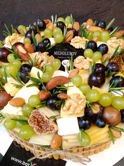 Торт из сырных закусок