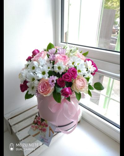 Джульетта шляпная коробка  с розами, альстромерией и хризантемой