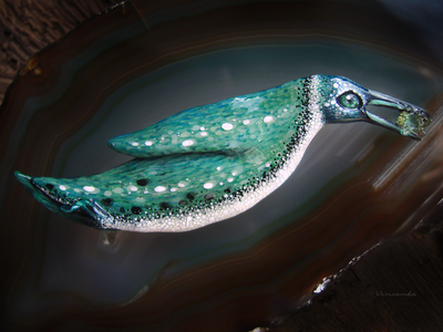 Брошь с изумрудом "Заполярный пингвин Альраи, ледяная птица"