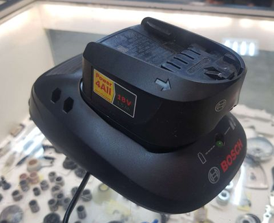 Зарядное устройство bosch 2607225273 + Аккумулятор б/у