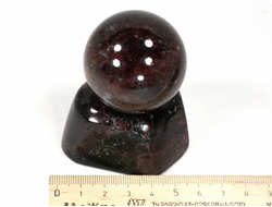 Редкость! Шар Гранат Альмандин с несколькими звездами астеризма на подставке из граната, Россия, Карелия (шар 41 мм, вес с подставкой 309 г) №37909