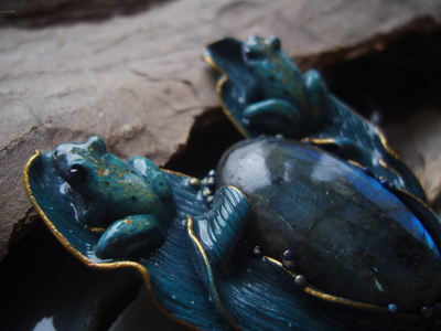 "Хранители озера Сбывающихся Грёз", коллекционная брошь с лабрадоритом и лягушками