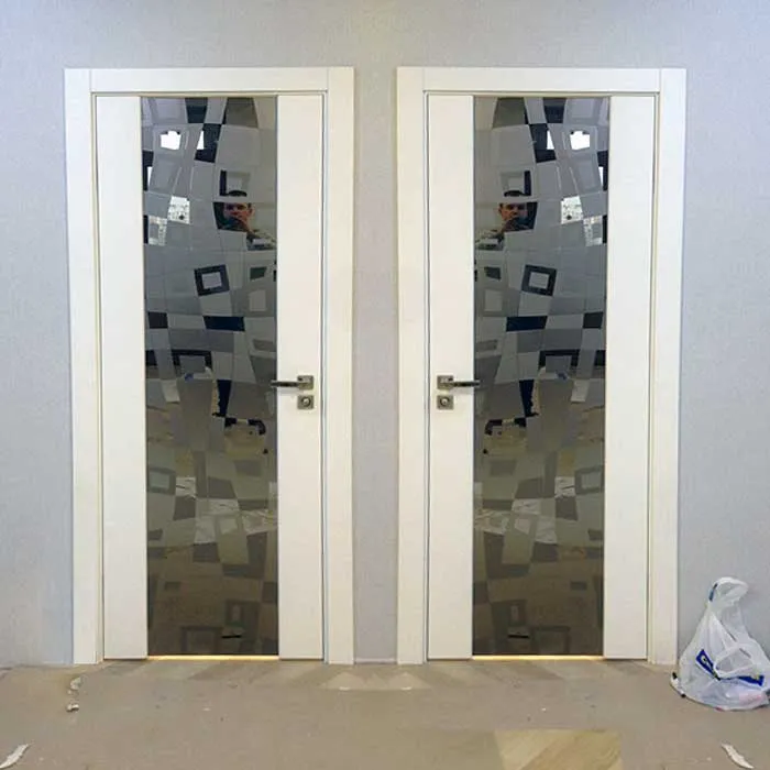 Дверное полотно с зеркальной вставкой