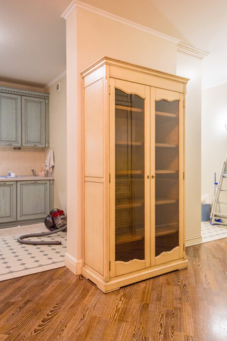 Витрина на цоколе с двумя стеклянными дверьми.