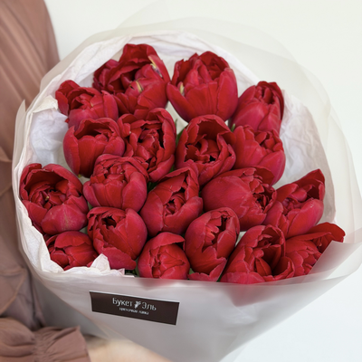 19 пионовидных тюльпанов