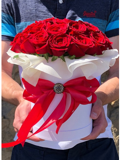 29 красных роз в шляпной коробке