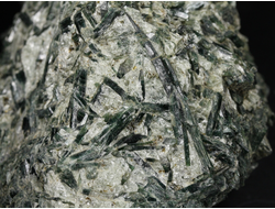 Актинолит в белом тальке, необработанный, дикий образец, Россия, Северный Кавказ, КЧР (95*65*49 мм, 335 г) №37774