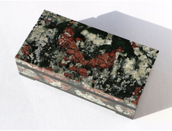 Шкатулка Эвдиалит цельнокройная, Россия, Урал (136*70*37 мм, 434 г) №10567