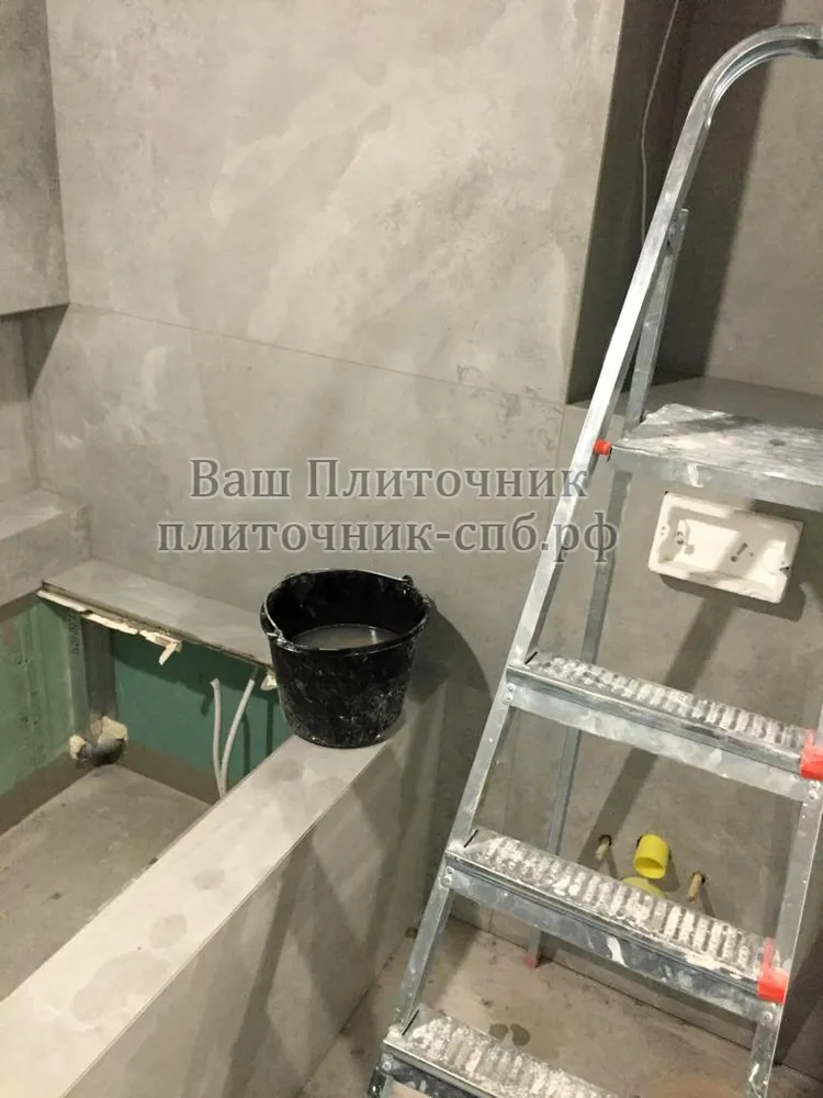 Укладка широкоформатного керамогранита на стены ванной комнаты