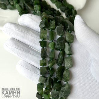 Нефрит камни фри-форм кусочки 6-7х8-10/6-8х10-15 мм, цена за нить 20 см