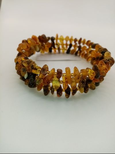 Браслет тройной на пружине из обработанного янтаря 14г
