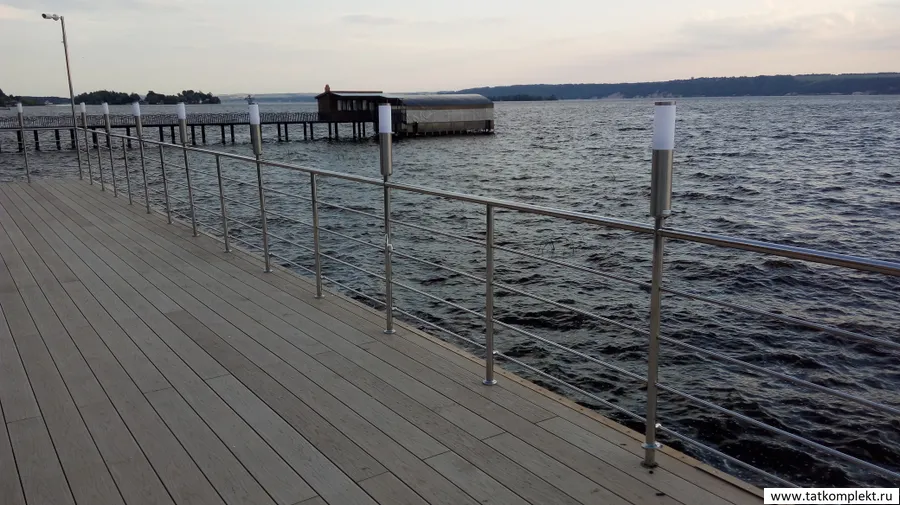 Ограждение набережной терассы в частном доме в Б. Матюшино. Ограждение терассы с фонарями из полированной нержавеющей трубы стойки и поручень диаметром -38мм, заполнение  нержавеющие трубы диаметром 16 мм 