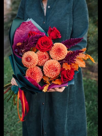 Букет с оранжевыми георгинами