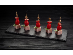 Канапе ветчина с вялеными томатами 10 шт 280гр 1500₽  Кубики фермерской ветчины на выбор индейка / свинина, в сочетании с сочными томатами черри и ярким кусом вяленых помидор на шпажках.