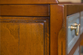 Письменный стол с 5 голубыми ящиками.