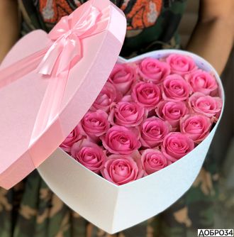 Розовые розы в коробке «Lina»