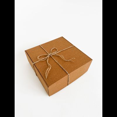 Большая подарочная коробка GILEV 37х37х14см с наполнителем и веревкой