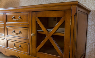 Тумба под ТВ с 6 ящиками и 2 боковыми дверьми со стеклом.