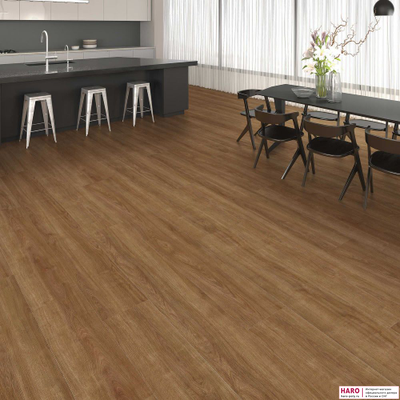 Декор ламината Haro Дуб Элеганза Натур 541582 в интерьере гостиной