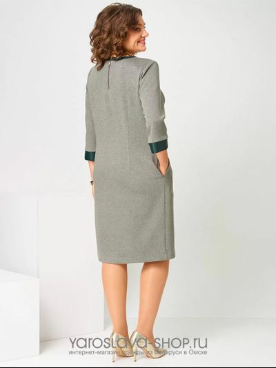 Женское платье полуприлегающего силуэта в серо-зеленом цвете