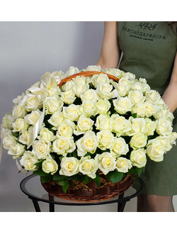 101 белая роза в корзине