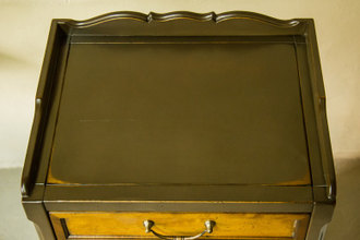 Комод с 6 выдвижными ящиками.